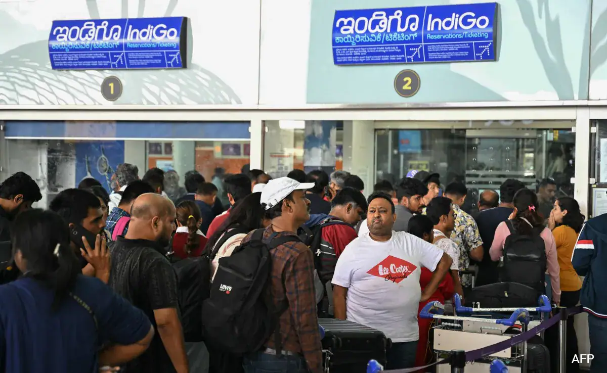 “IndiGo passengers facing long queues and delays due to staff shortages at Indian airports”