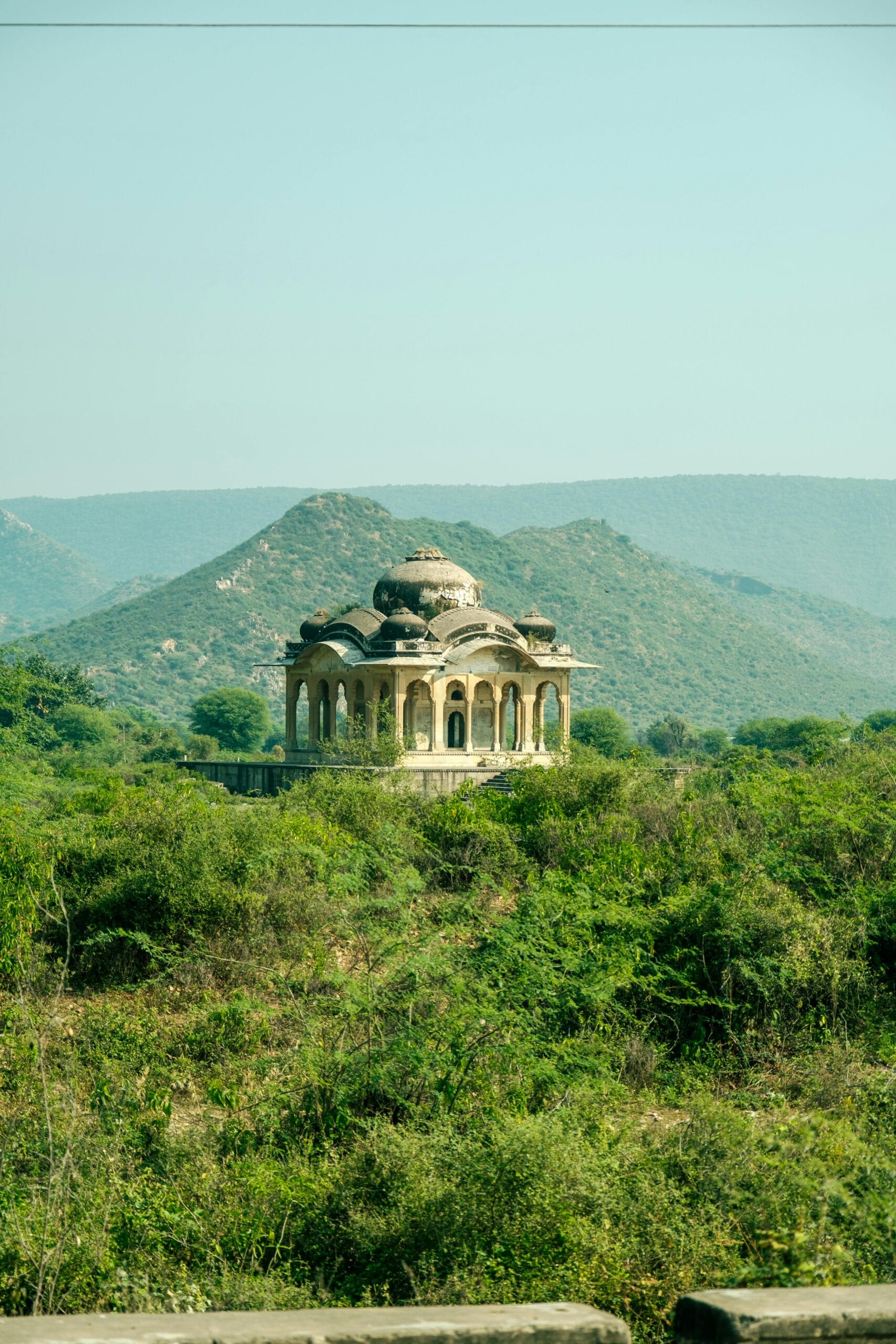 Rocky Aravalli ridge illustrating the enforcement vacuum affecting groundwater recharge and biodiversity during judicial abeyance
