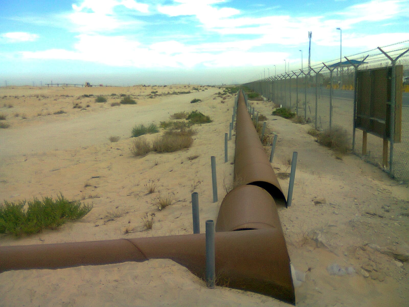 Oil pipeline crossing the Saudi Arabian desert, illustrative image for the East-West pipeline shutdown