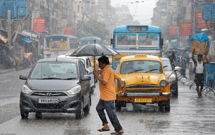 Heavy rain and traffic on a Kolkata street, representative image for West Bengal weather alert